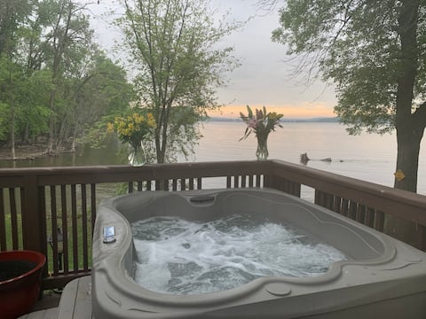 Lux Riverfront, HotTub, In/Outdoor Fireplace &Fun!