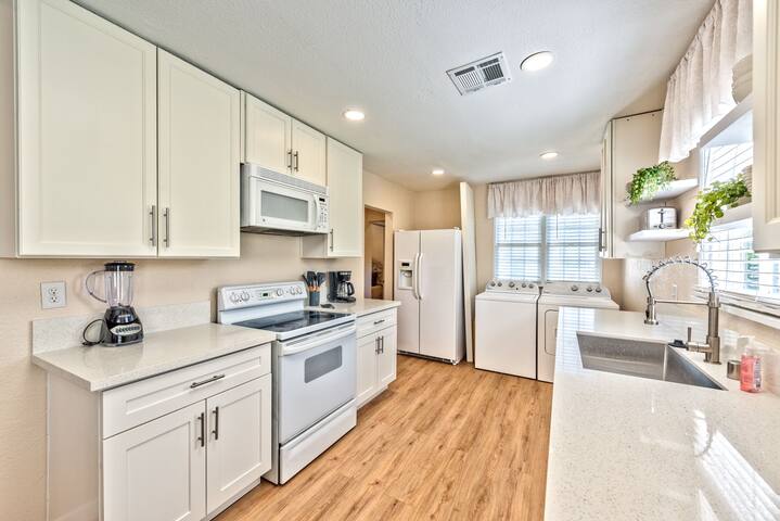 Cottage style home, close to Freemont St. gallery image 3