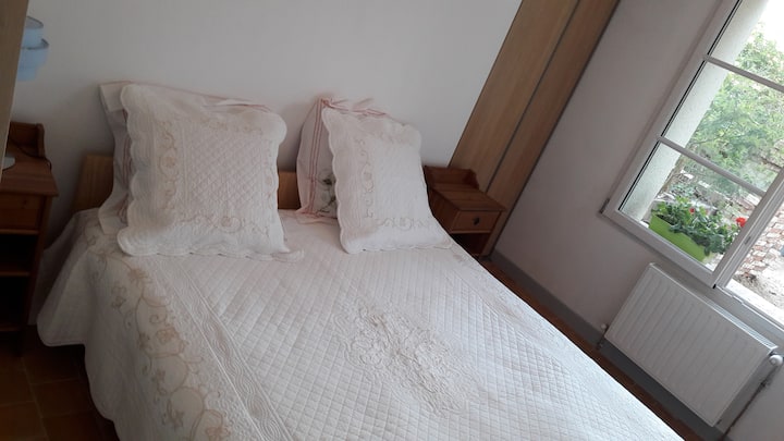 საძინებლის პირველი სართულის შშმ პირთა ეტლი ადაპტირებულია