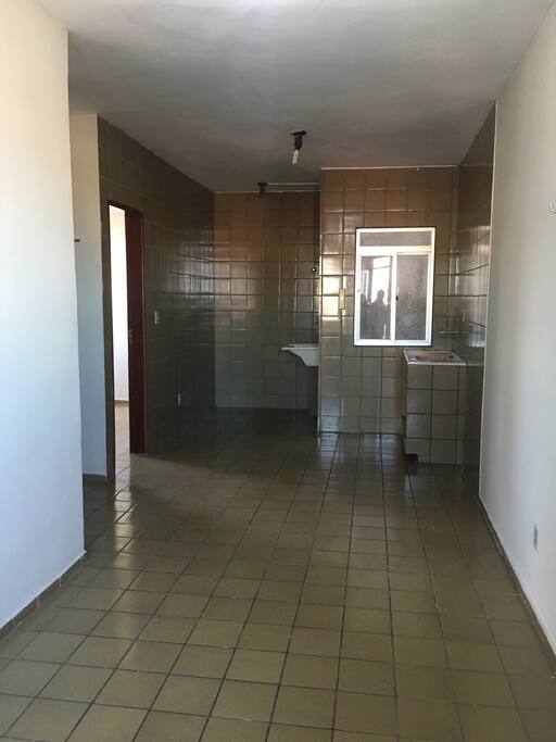 Sala com cozinha e entrada para os quartos e banheiro *fotos ainda sem mobília