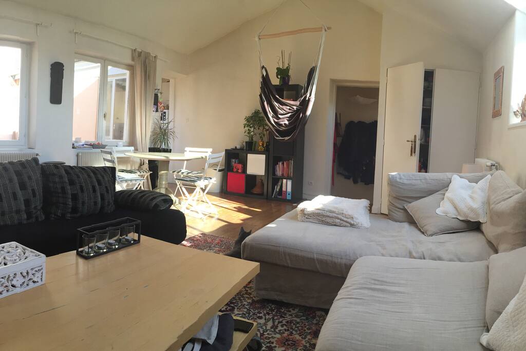Couchages d'appoint: 1 grand canapé 8 places assises (beige), matelas buletex ainsi qu'un canapé lit 2 places.