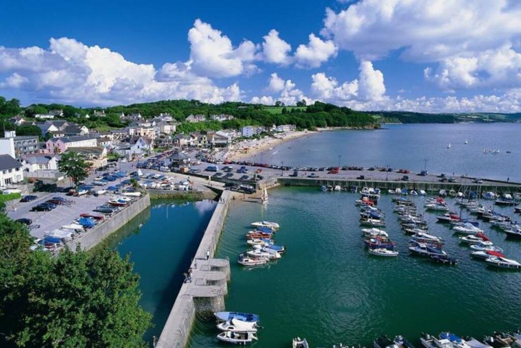 View of Saundersfoot Harbour and main beach.