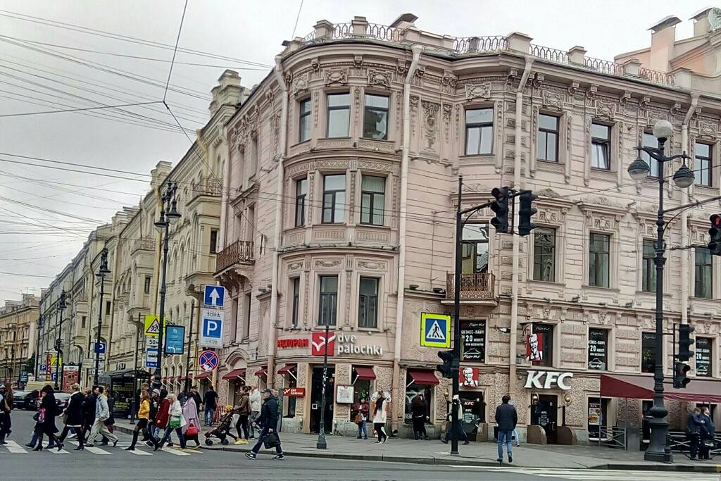 Моя квартира находится в доме 96 на Главной улице Санкт-Петербурга , Невском проспекте.