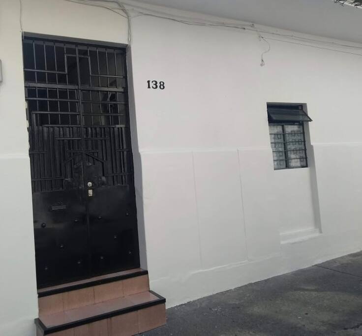 Entrada principal al edificio típico de del barrio Napoles. Disfruta en un edificio de tradición un departamento moderno que se ubica en la planta baja. No tendrás que subir escaleras.