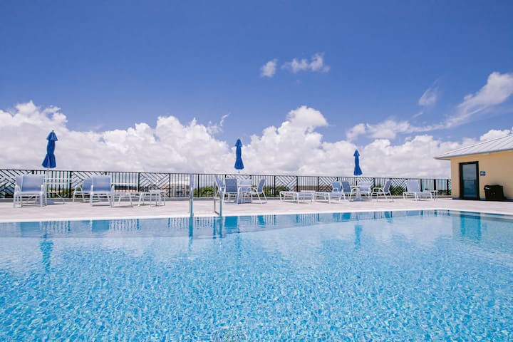 #102 2BR Apartment Rooftop Pool, Walk to Beach!