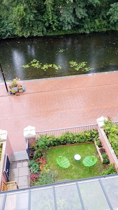Uitzicht op tuin en water vanaf 2e verdieping