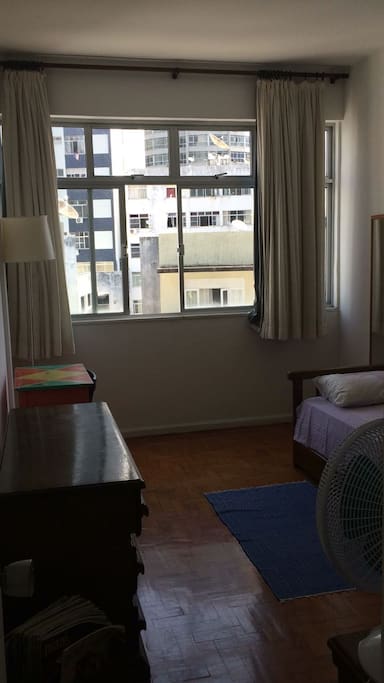 Quarto com bi-cama e ar-condicionado