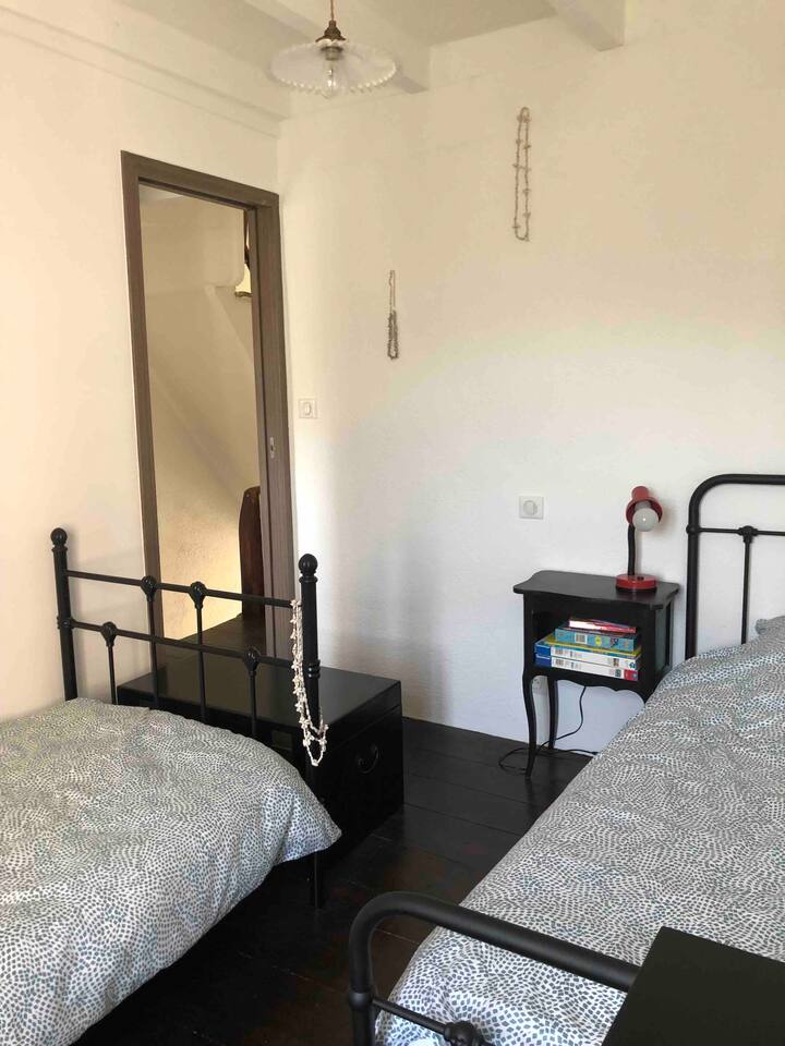 Habitación con dos camas individuales al lado del cuarto de baño en el primer piso. Cama de 90x190 cm