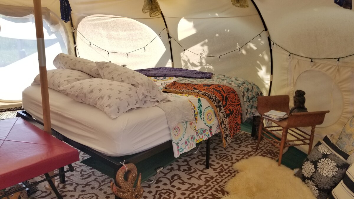 Erittäin mukava queen-vuode. Meillä on tämä uskomaton kasvien värjätty päällyslakana. Varmistamme, että saamme ylimääräiset, jotta voimme vaihtaa ja pestä vieraiden välillä.