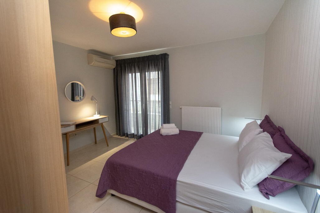 ห้องนอนใหญ่พร้อมเตียงควีนไซส์