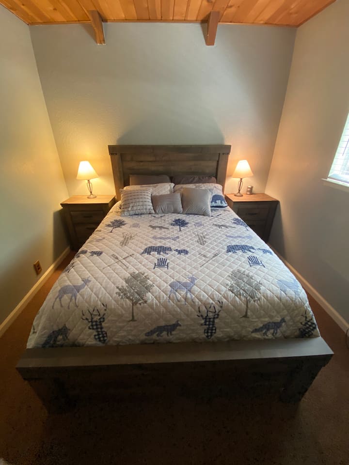 Planta media, cama tamaño queen.