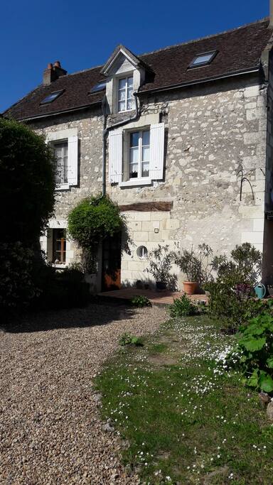la maison en face du studio