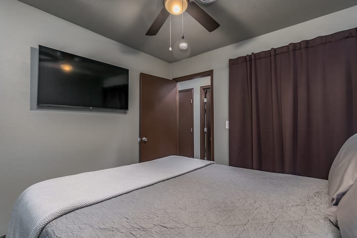 Bedroom 1 - Queen Bed, Closet, Reading Lamps,  50" TV with Netflix, HBO, Prime, HULU and Disney+.