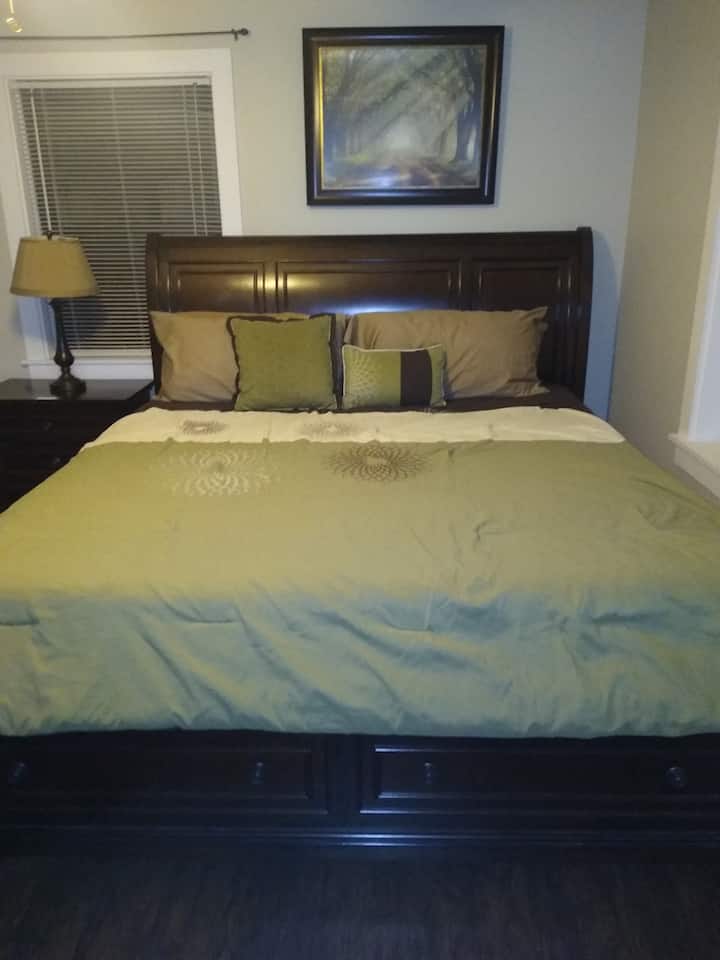 Du schläfst großartig auf diesem gemütlichen Kissen-Kingsize-Bett!!