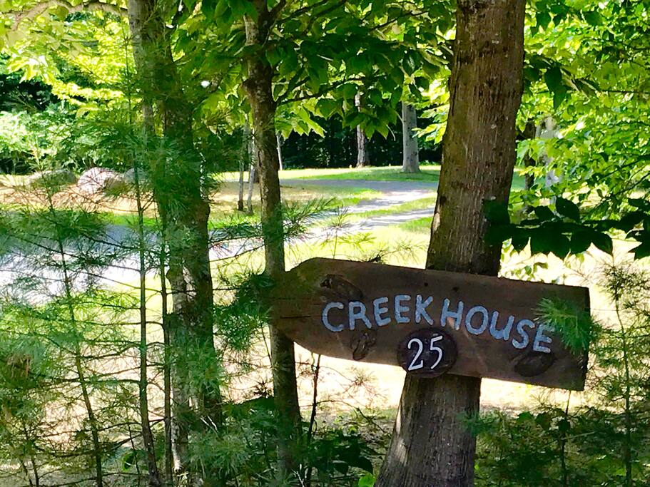 Creekhouse sign pointing the way.