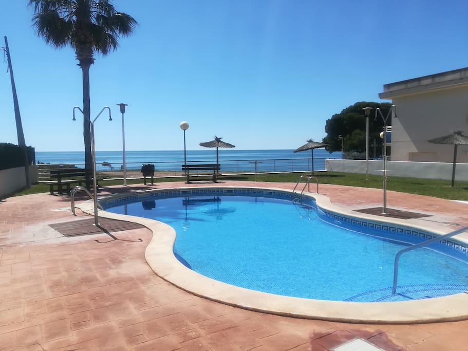 piscina con vistas al mar