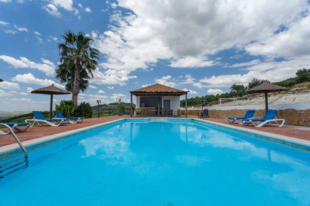 Piscina / swimming pool (12 * 6 m)