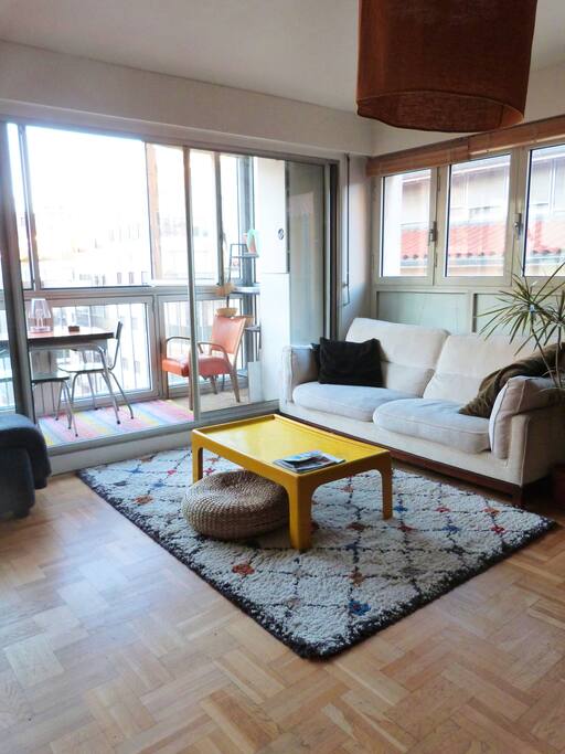 Salon grand et confortable