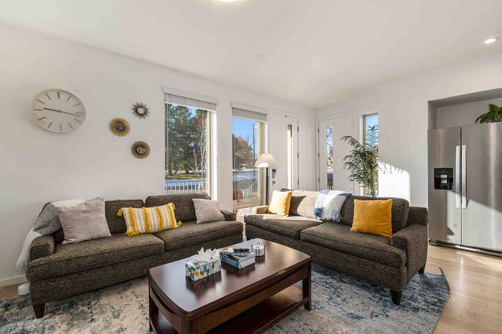 New Urban Oasis – with covered deck and workspace! gallery image 4