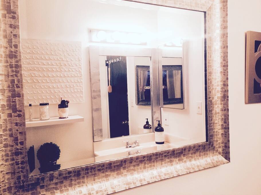 Bathroom Plenty of mirrors & Light