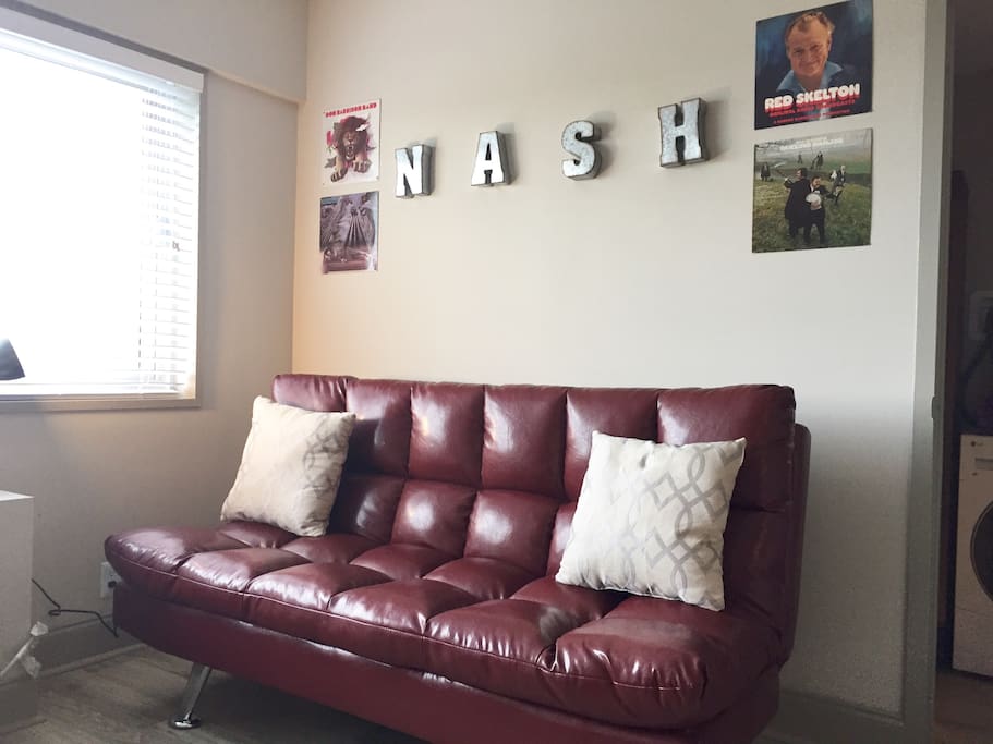 Retro Vibes in this Downtown Nashville Condo!