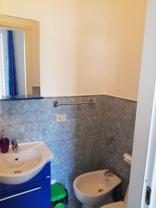 stanza quadrupla con letto matrimoniale e divano letto con bagno privato interno