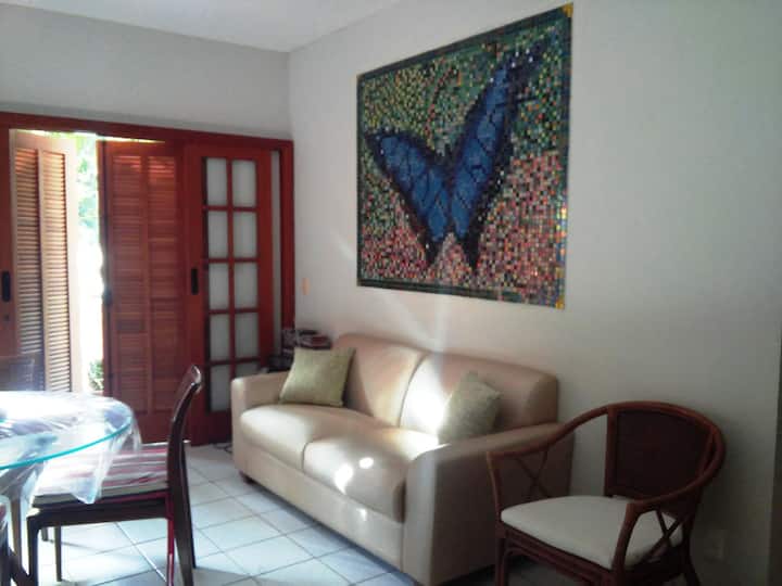 Otro punto de vista de la sala de estar que conduce al balcón.