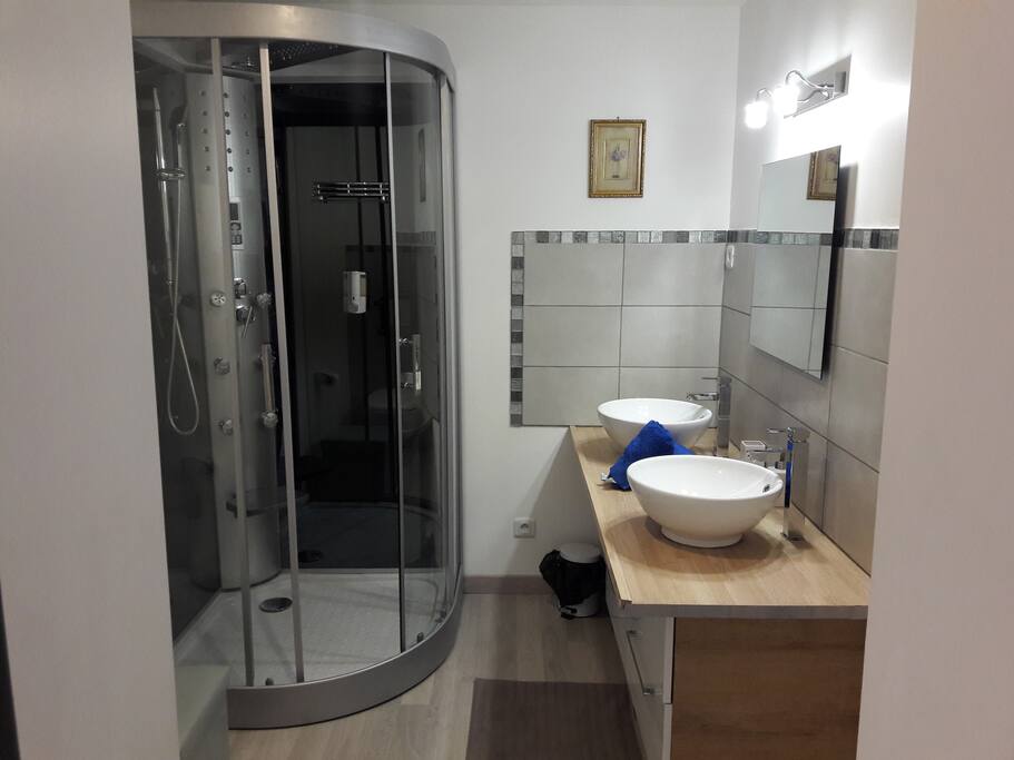 Salle de Bain de la chambre (Ange de la joie) douche jet massant lavabo double vasque wc
