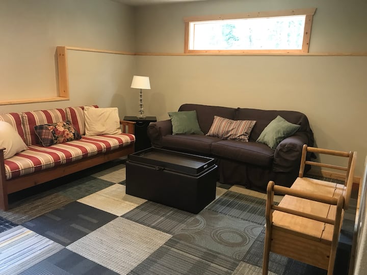 Dnevni prostor br. 2 - niža.  Brown trener je bračni krevet i kauč na razvlačenje.