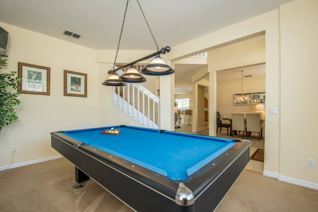 Furniture,Table,Dining Room,Indoors,Room