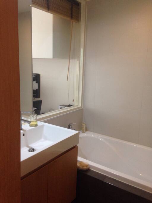 浴缸、淋浴間。
Bathtub and shower room.