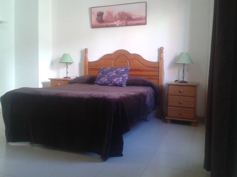Schlafzimmer, Doppelbett, Nachttische, Einbauschrank