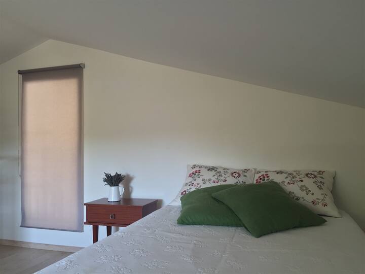 Na poschodí je posteľ 140 a jedna z 90