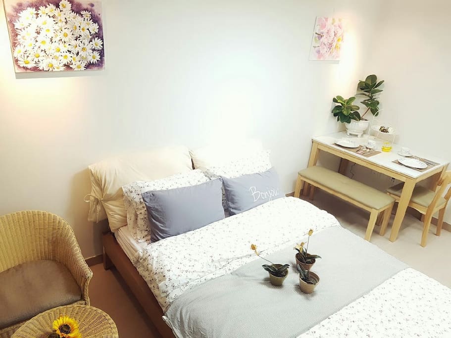 침대와 대리석식탁,
티테이블로 구성한
푸른여행의 행복한 숙소♡
Bed and marble dining table,
Tea table
Happy hotel of blue travel ♡