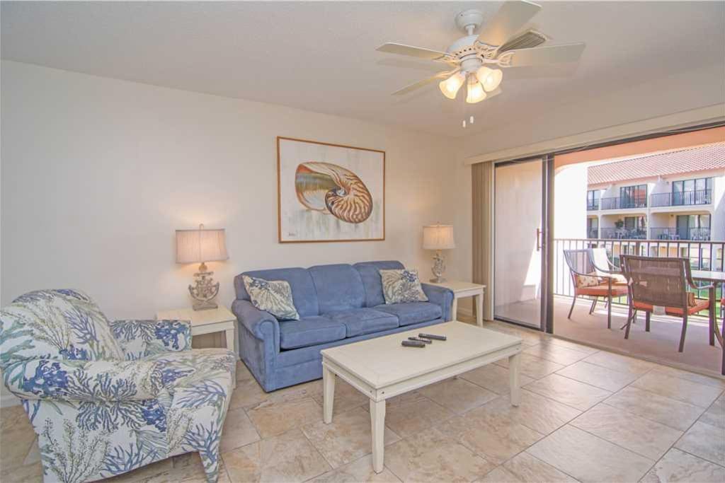 Great Space - The living room furnishings are comfortable, the view is spectacular, and the Florida experience is just around the