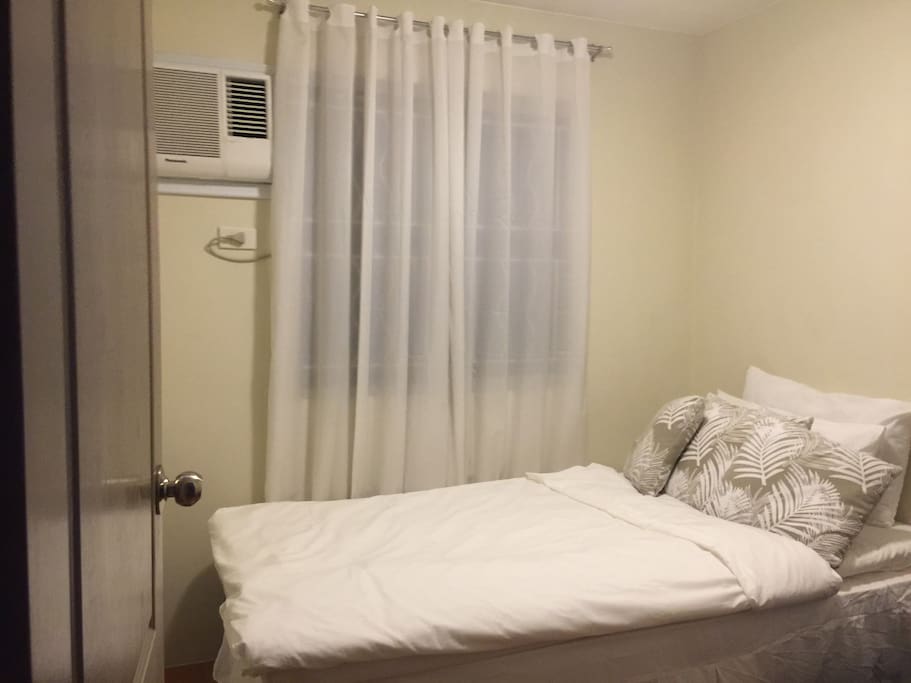 Bedroom Nice Cozy Queen King size bed Comfortable for Couple.or single...
Free cost Depositum.