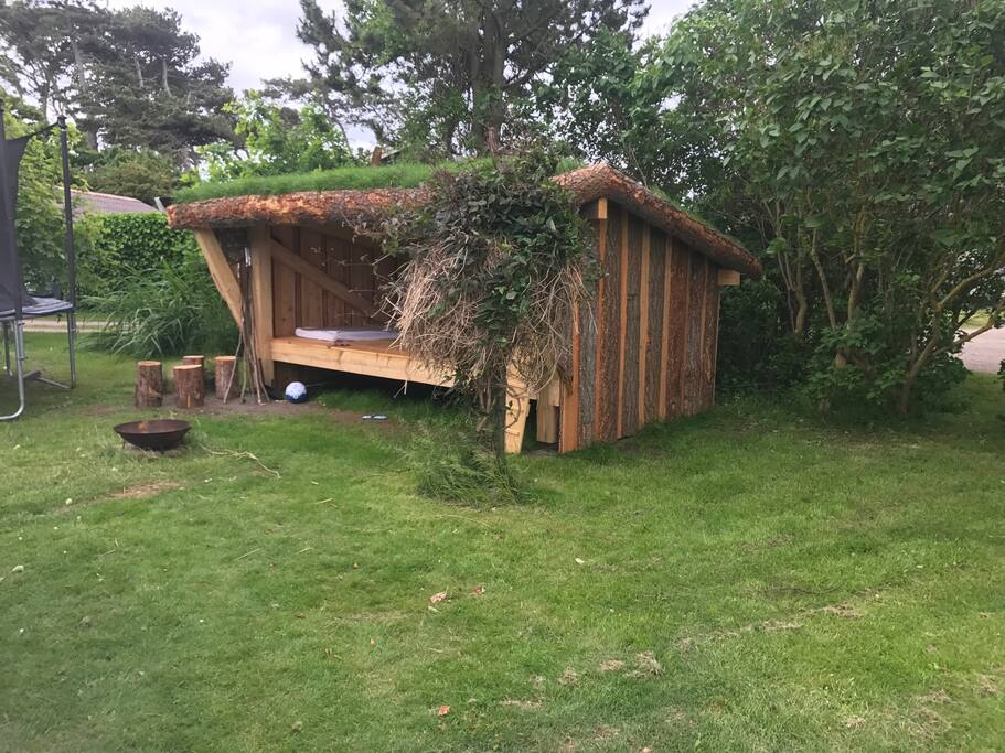 Nybygget shelter med plads til alle 8 besøgende.. 3.60m i længden. Isoleret og super flot stand.