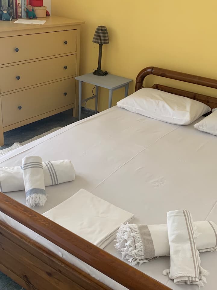 Žuta spavaća soba s bračnim krevetom i pogledom na prekrasno dvorište! 1 spavaća soba 2