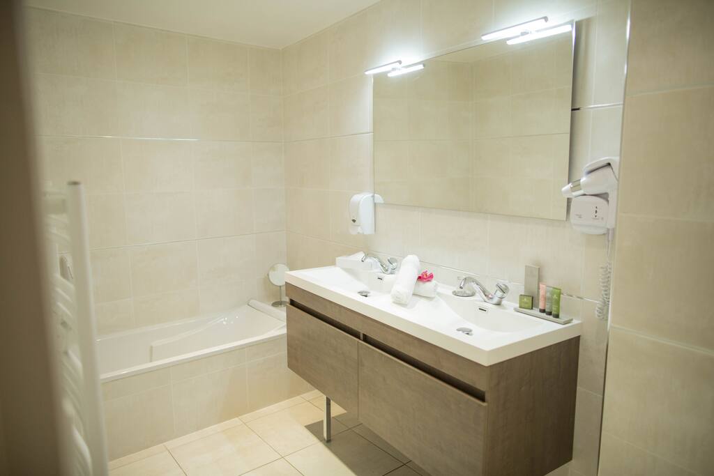 Salle de bain avec baignoire / Bathroom with a bath