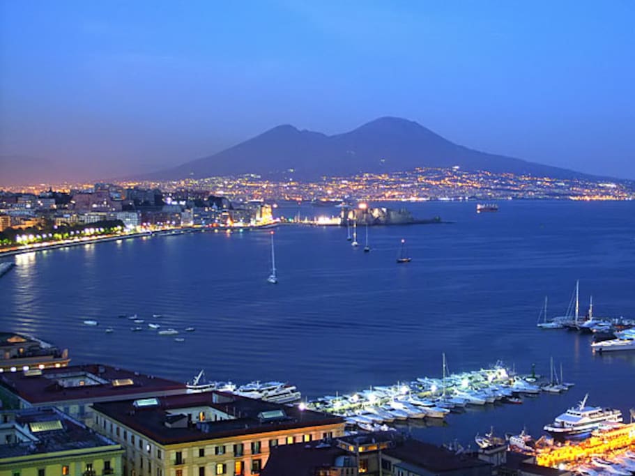 Siamo a 400 metri dal lungomare napoli night