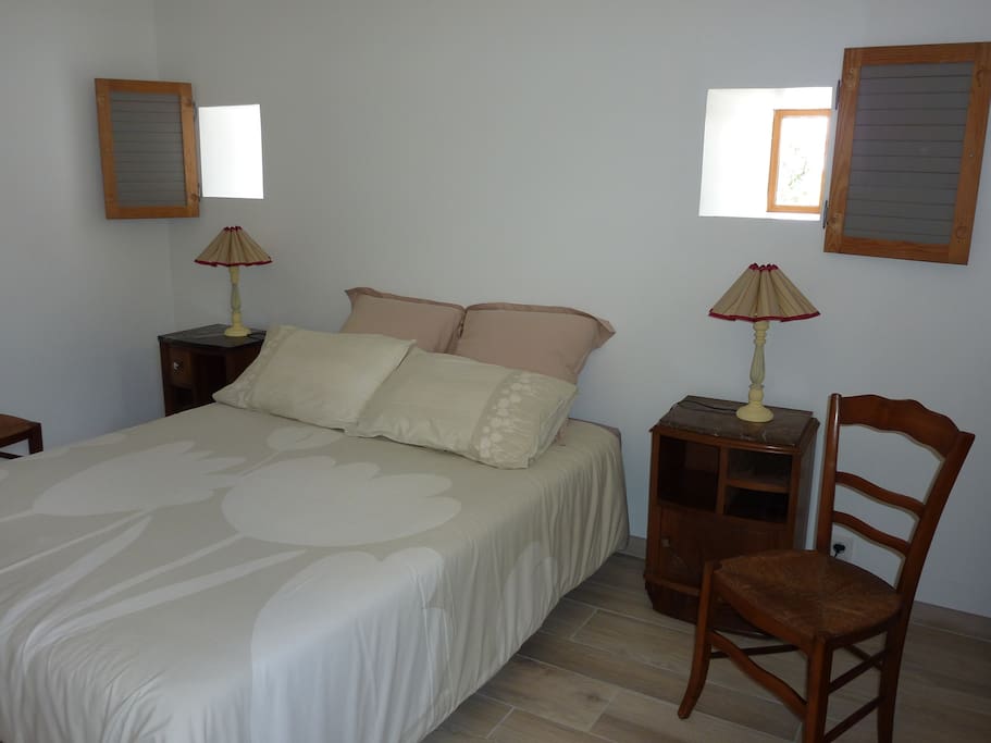 Chambre avec lit double