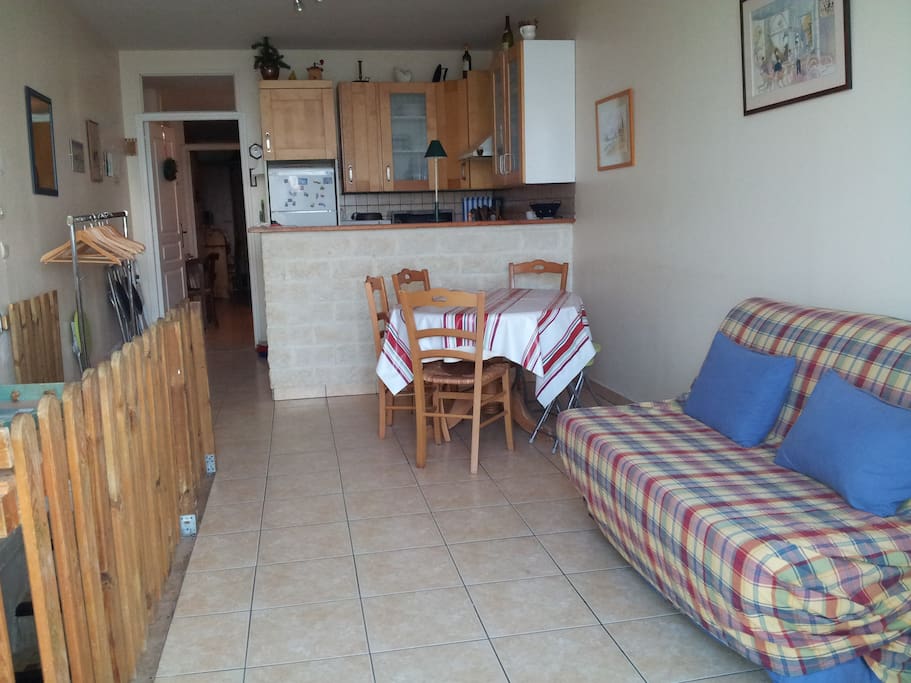 Pièce principale: au fond: cuisine américaine derrière le bar, puis 2 chambres
