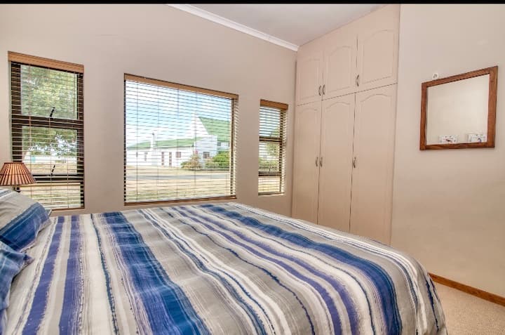 Спална соба со брачен кревет (широк 180-220 см). 