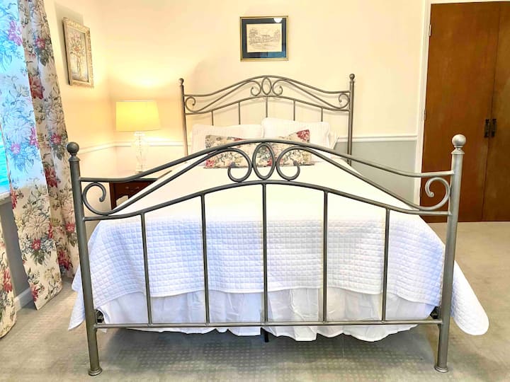 Sunset View: Queen-size bed, a comfortable reading chair, and northwestern exposure. Maximum occupancy 2 guests.