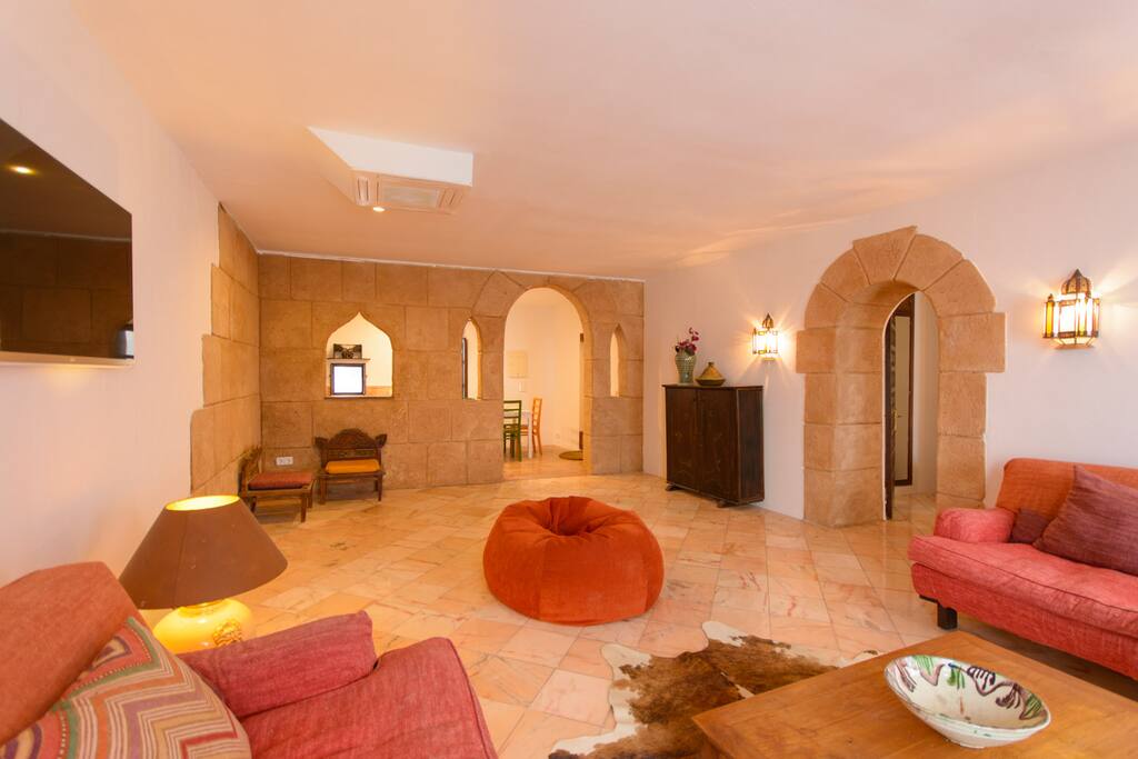 Spacious Living Room Impression