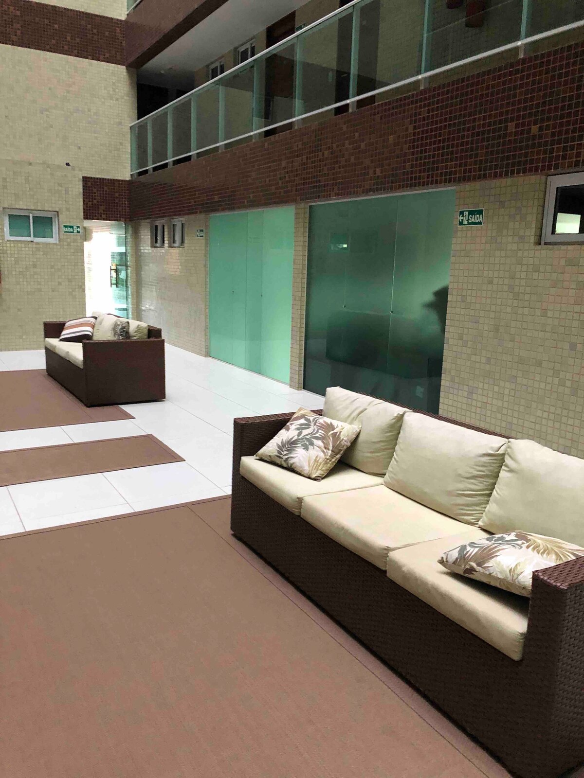 Შესასვლელი დერეფანი, რომელიც პანორამულ ლიფტებს გადაჰყურებს 