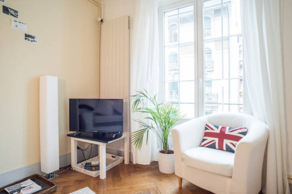 TV with 100+ channels (German, French, English, Italian)