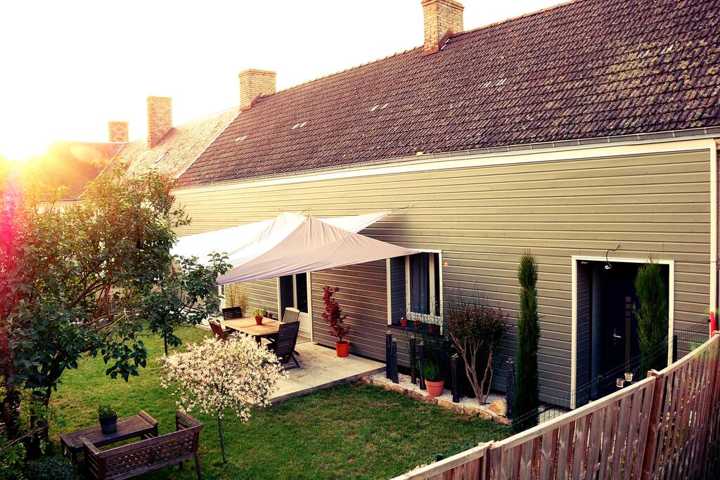 Le petit salon vous attend pour un moment de calme à l'ombre du lila.
