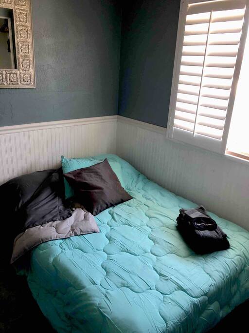 Full bed with a memory foam topper. Super comfy. Always clean sheets.