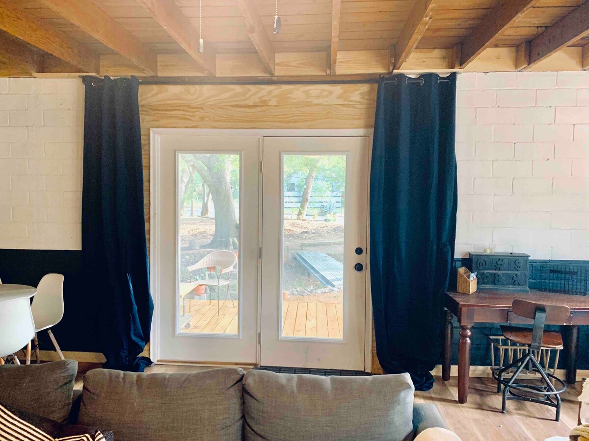Urban Cottage  | Free Bikes | East Austin Stay